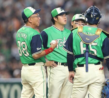 ６回、松本健を降板させる池山監督（撮影・金田祐二）