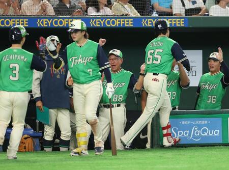 ４回、２ランを放った鈴木叶を迎える池山監督（撮影・金田祐二）