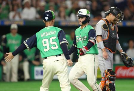 ４回、２ランを放ち迎えられる鈴木叶（撮影・金田祐二）