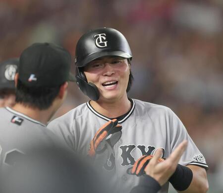 ６回、丸の２点二塁打で生還しえがおでナインに迎えられる岡田（（撮影・金田祐二）