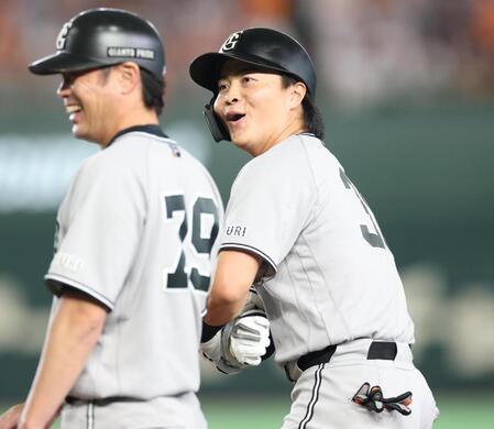 ６回、中前に勝ち越し適時打を放ち笑顔の岡田（撮影・金田祐二）