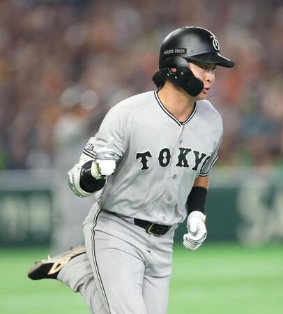６回、中前に勝ち越し適時打を放ちガッツポーズの岡田（撮影・金田祐二）