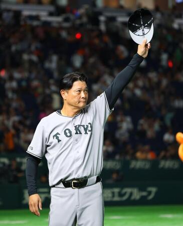 声援に応える橋上監督代行（撮影・金田祐二）