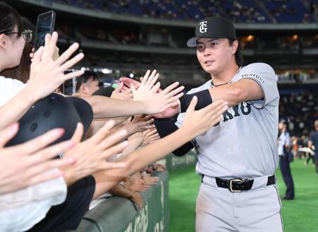 ファンとタッチする岡田（撮影・金田祐二）
