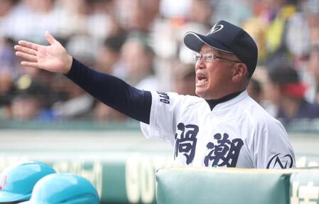 ５回、ベンチから指示を出す鳴門渦潮・森恭仁監督（撮影・中田匡峻）