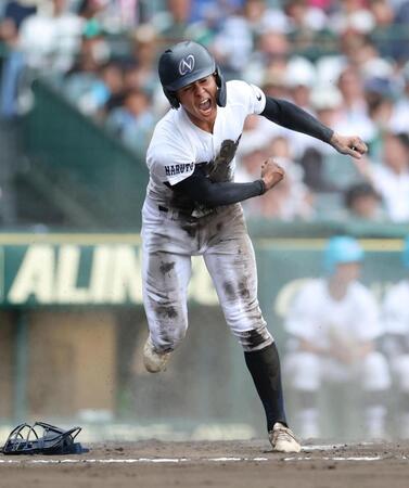 ２回、鳴門渦潮・荒井健太郎の二邪飛で先制の生還を果たし、ほえる鳴門渦潮の三走・西岡大誠（撮影・中田匡峻）