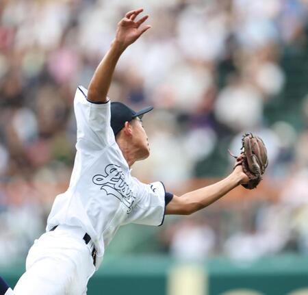２回、鳴門渦潮・荒井健太郎の邪飛を好捕する八王子実践の二塁手・荒木孝介。しかし、鳴門渦潮の三走・西岡大誠が生還し、先制を許す（撮影・中田匡峻）