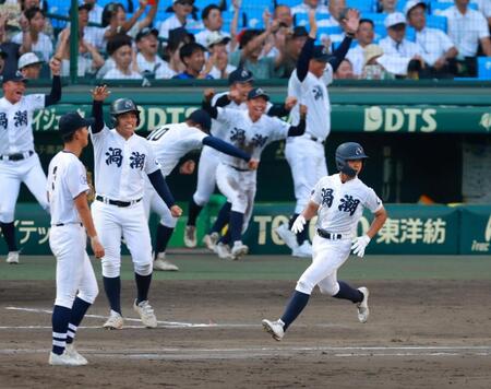延長１０回、左前サヨナラ適時打を放つ山本（右端）＝撮影・石湯恒介