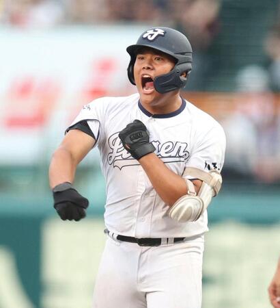 ９回、右前に同点適時打を放ち、ほえる八王子実践・金子侑樹（撮影・中田匡峻）