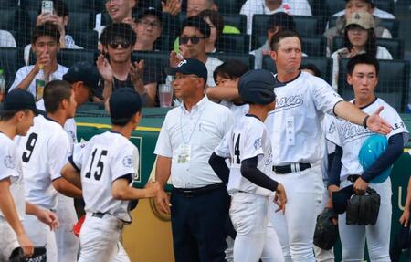 選手に整列を促す八王子実践・ロバート監督（右から２人目）＝撮影・石湯恒介