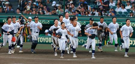 アルプスへ駆け出す八王子実践ナイン（撮影・石湯恒介）