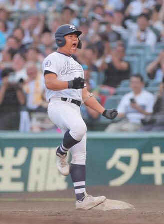 ９回、同点打を放ち、雄たけびを上げる代打金子