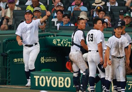 指示を出す八王子実践・ロバート監督（左端）＝撮影・石湯恒介