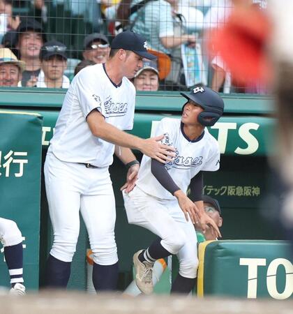 ９回、鳴門渦潮・林蒼太の内野ゴロでセーフ判定に対し、ビデオ検証を要求するため選手に伝達させにいく八王子実践・河本ロバート監督（左）＝撮影・中田匡峻