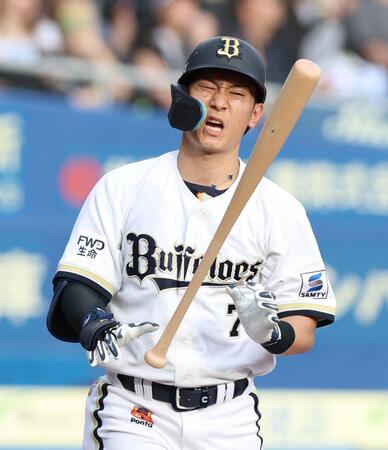１回、ボールを仕留め損ね、顔をしかめる西川（撮影・伊藤笙子）