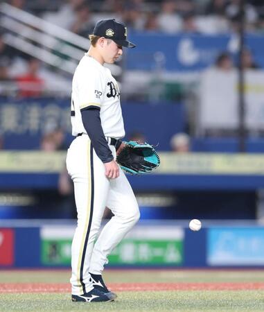 ７回、山口に犠飛を浴び、ボールをたたきつける吉田（撮影・伊藤笙子）