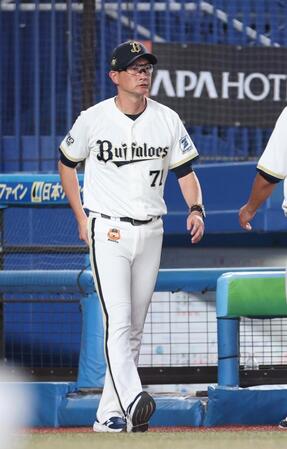 ７回の攻撃を終え、ベンチを出る岸田監督（撮影・伊藤笙子）