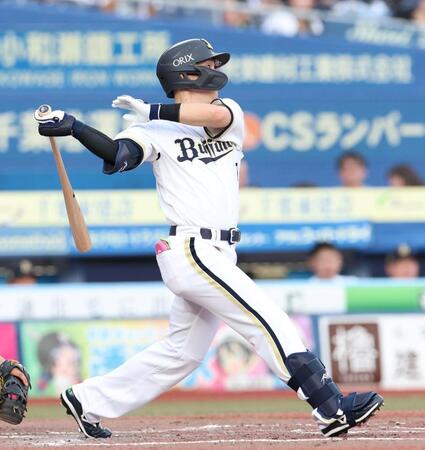 ４回、左前打を放つ西川（撮影・伊藤笙子）