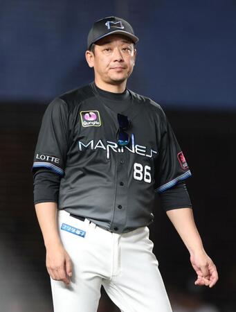 ６回の攻撃を終え、投手交代を告げるサブロー監督（撮影・伊藤笙子）