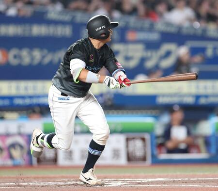 ７回、レフトオーバーの２点適時二塁打を放つ佐藤（撮影・伊藤笙子）