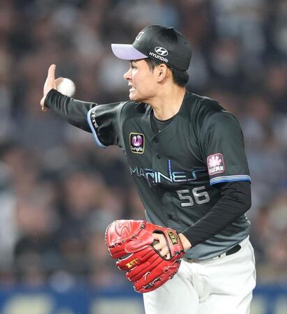 ７回、太田の打球に手を伸ばす中森（撮影・伊藤笙子）
