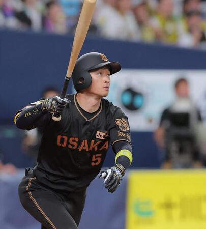 ６回、先制ソロを放つ近本（撮影・西田忠信）