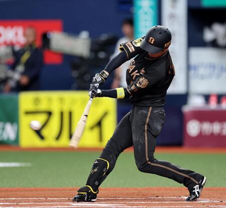 ６回、右越えに先制ソロを放つ近本（撮影・山口登）