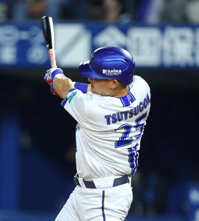 ４回、先制本塁打を放つ筒香（撮影・石井剣太郎）
