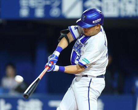 ４回、先制本塁打を放つ筒香（撮影・石井剣太郎）