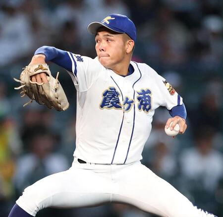 １回、力投する先発投手の霞ヶ浦・小林将大（撮影・中田匡峻）