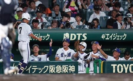 ３回、霞ヶ浦・相田歩希の同点適時打で生還した霞ヶ浦・菊地勇一（７）を迎える霞ヶ浦ナイン（撮影・中田匡峻）