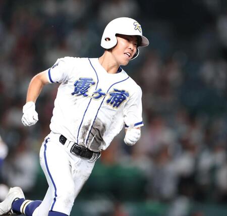 ５回、レフトへ勝ち越しの２点適時二塁打を放ち、駆け出す霞ヶ浦・村上聖（撮影・中田匡峻）