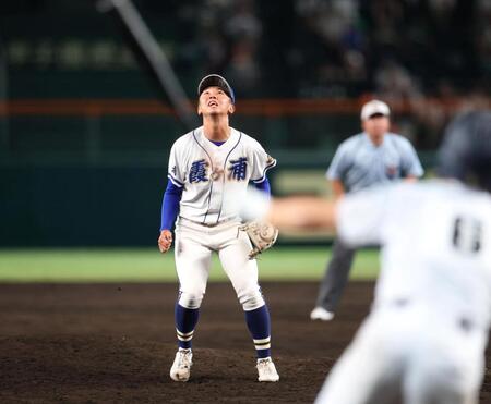 ７回、ピンチで中京・花川仁飛（手前）を二飛に打ち取り、ピンチを脱した霞ヶ浦・稲山幸汰（撮影・中田匡峻）