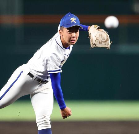 ７回途中から２番手で登板する霞ヶ浦・稲山幸汰（撮影・中田匡峻）