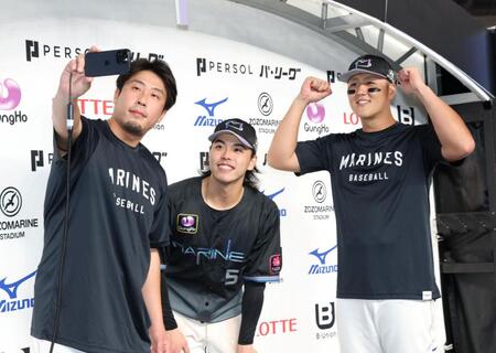 お立ち台で自撮りする（左から）八木、小川、山口（撮影・伊藤笙子）