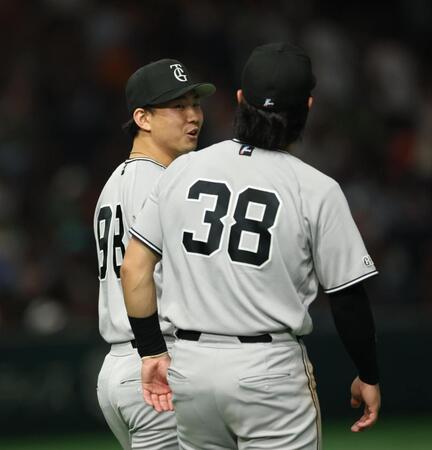 勝利し岡田と笑顔の小笠原（撮影・金田祐二）