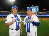 　移籍後初勝利を挙げ相川監督（左）とポーズをとる馬場（撮影・石井剣太郎）