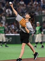 ファーストピッチを務める望月理恵＝８月７日