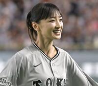 ファーストピッチを務めた望月理恵＝８月７日