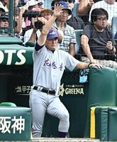 ベンチから指示を出す花巻東・佐々木監督（撮影・開出牧）