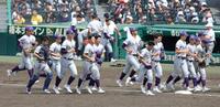 初戦を突破し、スタンドにあいさつに向かう花巻東ナイン（撮影・坂部計介）