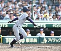 ８回、犠飛を放つ花巻東・萬谷堅心（撮影・開出牧）