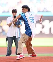 ファーストピッチセレモニーで投球するバッテリィズ・エース（撮影・中島達哉）