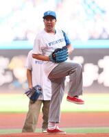 ファーストピッチセレモニーで投球するとにかく明るい安村（撮影・中島達哉）