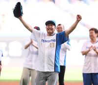 ファーストピッチセレモニーで投球し、ガッツポーズをするとにかく明るい安村（撮影・中島達哉）