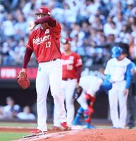 ７回、五十幡（後方右）にこの試合初安打を許した古謝（撮影・中島達哉）