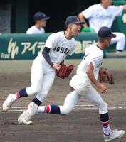 ５回、岡山学芸館・寺沢旭を一ゴロに仕留め、吠える鳥取城北・下浦一心（撮影・坂部計介）