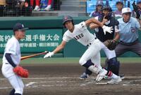 ３回、鳥取城北・秦慎之介は左前に逆転となる２点適時打を放つ（撮影・坂部計介）