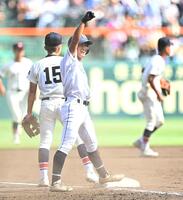 ６回、左越え適時三塁打を放ちガッツポーズを決める岡山学芸館・藤原颯大（撮影・開出牧）