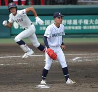 ３回、鳥取城北・秦慎之介に逆転となる適時打を許した岡山学芸館・田路惣一朗（撮影・坂部計介）